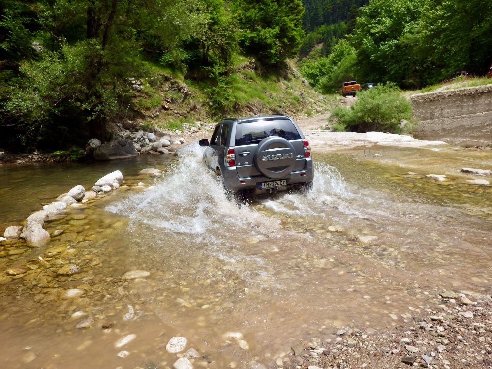  OFF-ROAD 4X4 ΣΤΑ ΕΠΙΒΛΗΤΙΚΑ ΒΟΥΝΑ ΜΕ ΤΙΣ ΕΝΤΥΠΩΣΙΑΚΕΣ ΚΟΡΥΦΕΣ ΣΤΑ ΔΥΤΙΚΑ ΤΗΣ ΚΕΝΤΡΙΚΗ ΠΙΝΔΟΥ